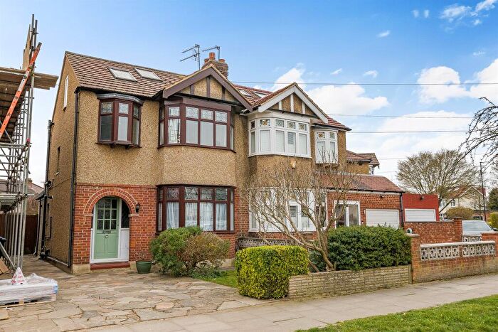 4 Bedroom Semi-Detached House For Sale In Tenniswood Road, Enfield, EN1