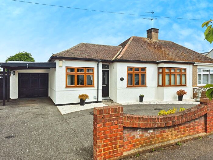 4 Bedroom Semi-Detached Bungalow For Sale In Highfield Gardens, Grays, RM16