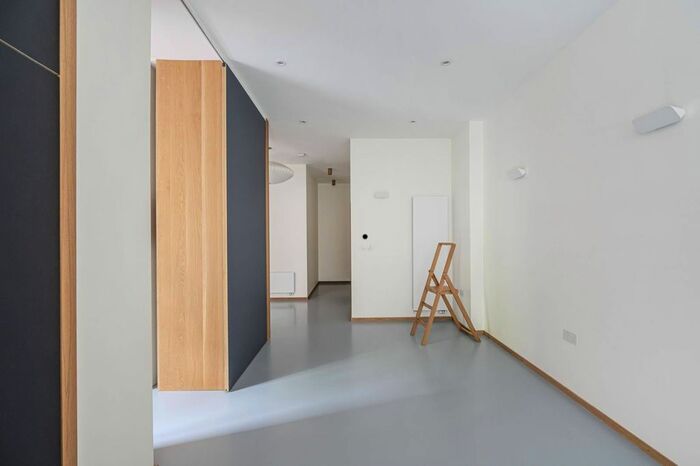 2 Bedroom Flat To Rent In Bartholomew Square, Old Street, London, EC1V