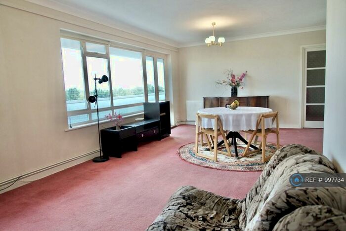 3 Bedroom Flat To Rent In Dove Park, Pinner, Harrow, HA5