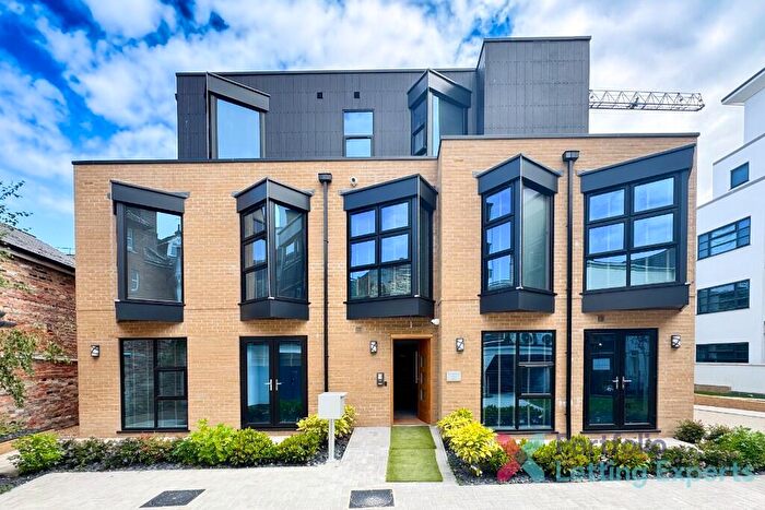 3 Bedroom Flat To Rent In Professionals! Brand New Bed With Parking!, BH1