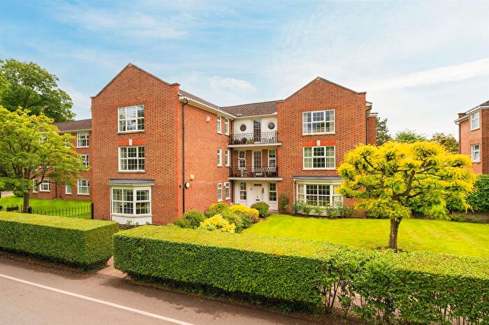 3 Bedroom Flat For Sale In Phyllis Court Drive, Henley-On-Thames, RG9