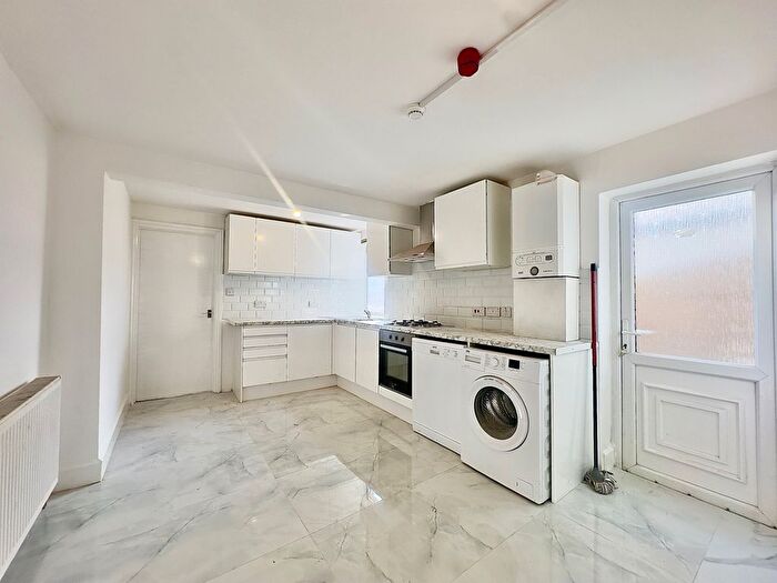 2 Bedroom Flat To Rent In Eswyn Rd, SW17