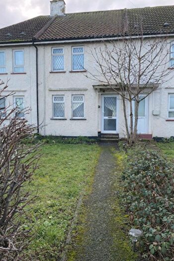 3 Bedroom Semi Detached House For Sale In Kitchener Avenue, Gravesend, DA12