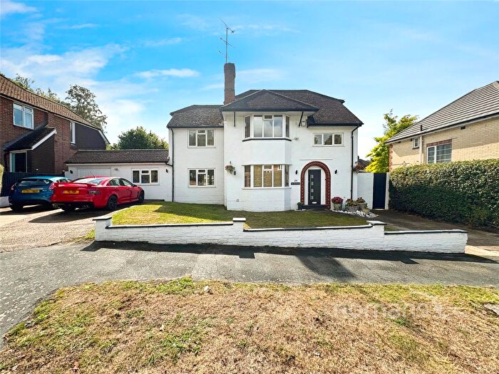4 Bedroom Detached House For Sale In Diamond Ridge, Camberley, Surrey, GU15