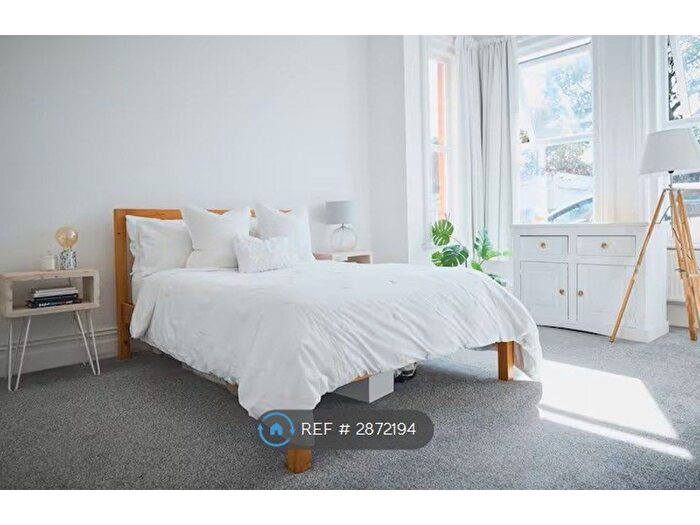 3 Bedroom Flat To Rent In Queensland Road, Bournemouth, BH5