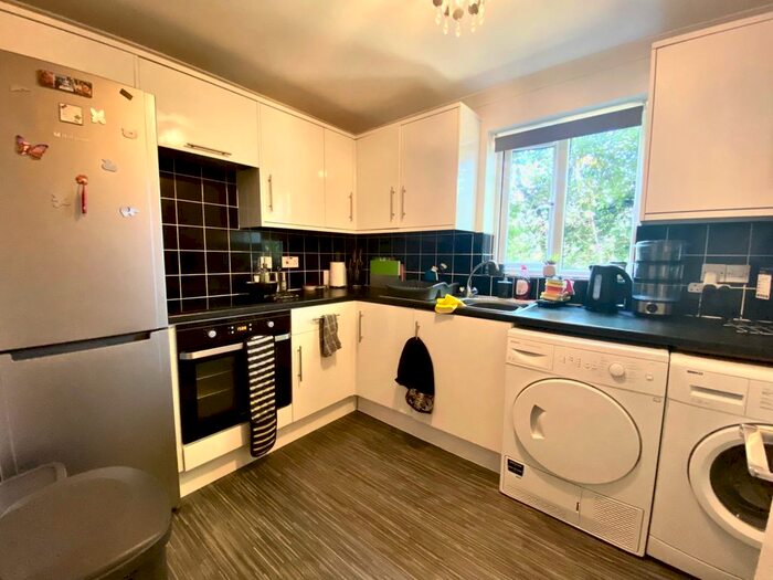 1 Bedroom Flat To Rent In Redford Close, Feltham, Middlesex, TW13
