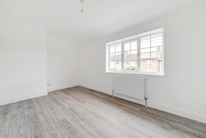 3 Bedroom Flat To Rent In Dagonet Road Bromley, BR1