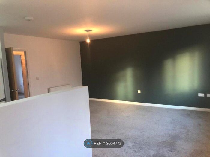 2 Bedroom Flat To Rent In Chestnut Lane, Leeds, LS14