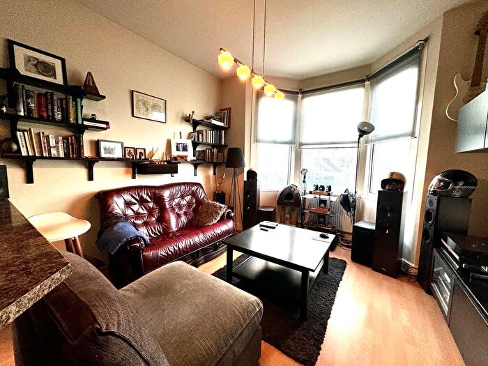2 Bedroom Apartment For Sale In Woodgrange Drive, Southend-on-Sea, SS1