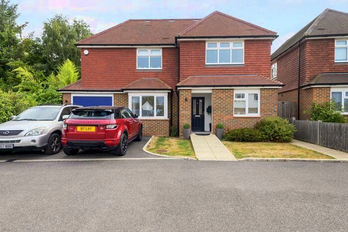 3 Bedroom Detached House To Rent In Kynance Close, Godalming, GU8