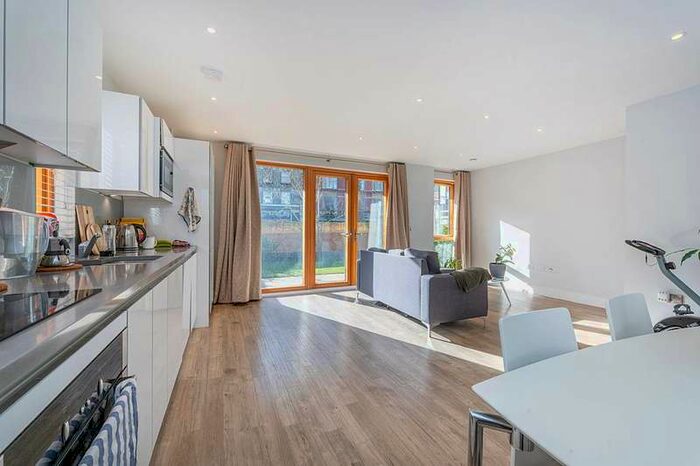 3 Bedroom Flat To Rent In East Acton Lane, Acton Green, W3