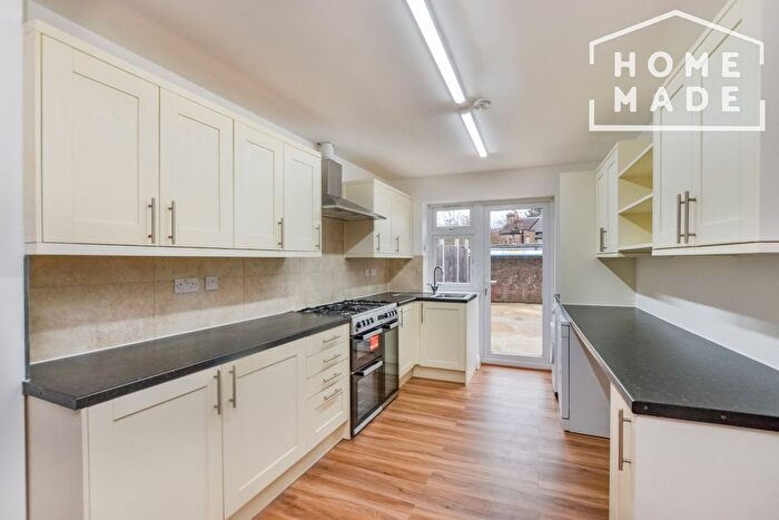 2 Bedroom Flat To Rent In Ardley Close, London, SE6