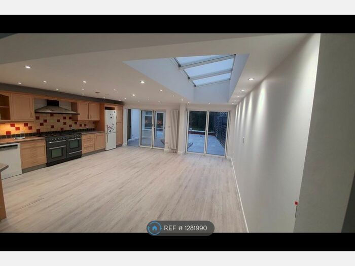 4 Bedroom Semi-Detached House To Rent In Elm Gardens, Welwyn Garden City AL8