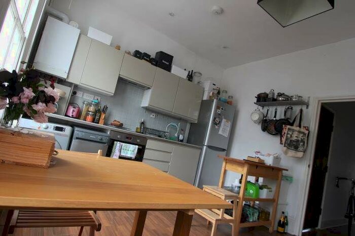 Flat To Rent In Clonbrock Road, Stoke Newington, N16