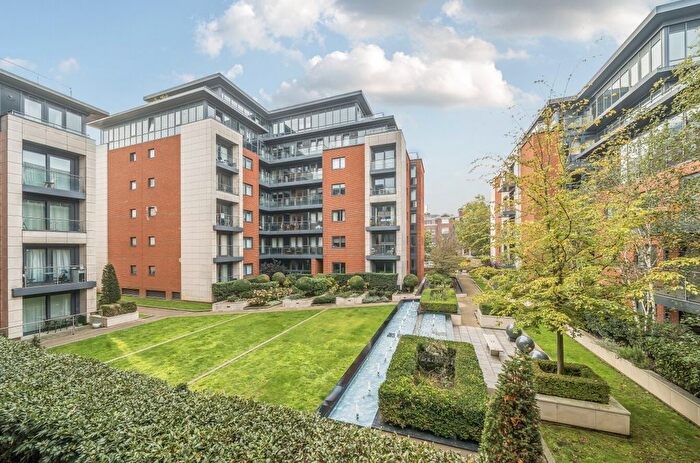 2 Bedroom Flat For Sale In Devonshire House, Putney Hill, London, SW15