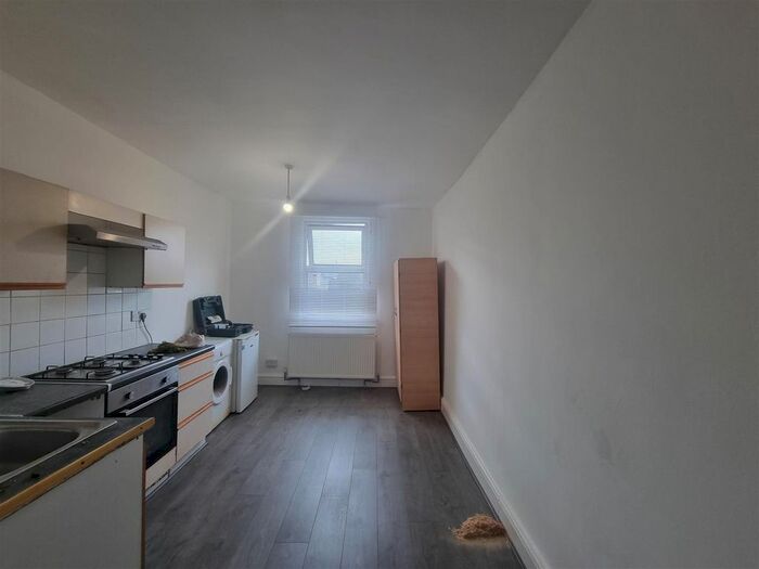 Studio To Rent In Warwick Gardens, Harringay Ladder, London, N4