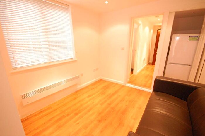 1 Bedroom Flat To Rent In Elm Park Road, Reading, Berkshire, RG30