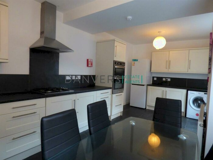 2 Bedroom Detached House To Rent In Westcotes Drive, Leicester, LE3