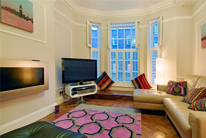 3 Bedroom Flat To Rent In Devonshire Street, Marylebone, London, W1G