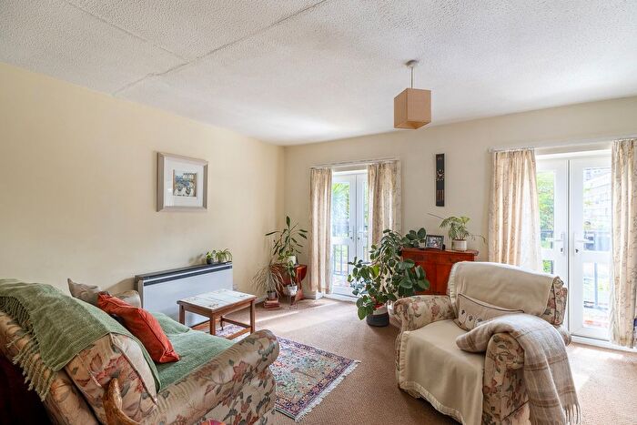 1 Bedroom Flat To Rent In Charlotte Mews, Latimer Road, W10