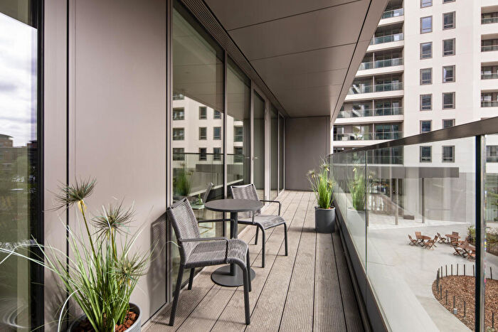 2 Bedroom Apartment To Rent In Water Street, London, E14