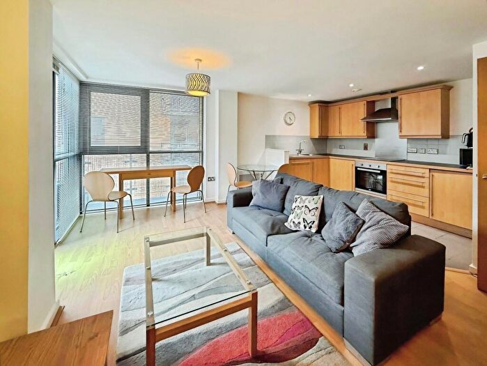 2 Bedroom Flat To Rent In City Walk, Leeds, West Yorkshire, LS11