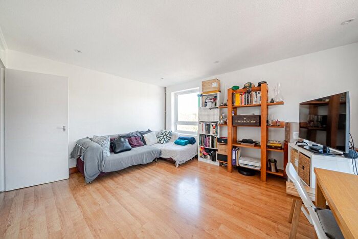 2 Bedroom Flat To Rent In Chivalry Road, Battersea, London, SW11