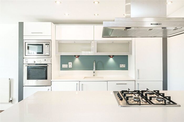 2 Bedroom Flat To Rent In York Road, London, SW11