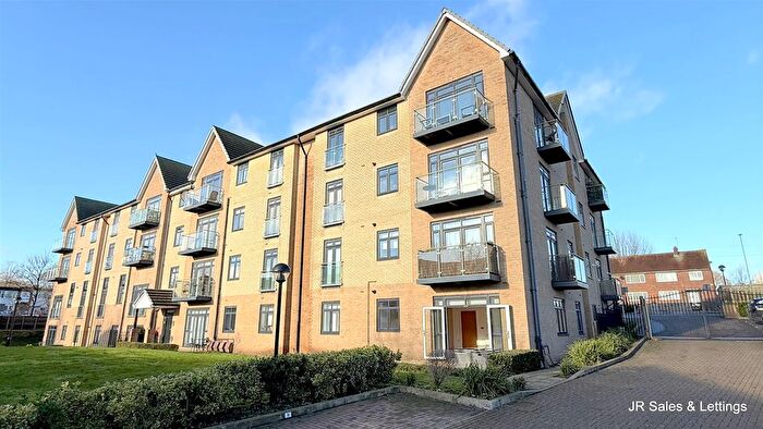2 Bedroom Flat To Rent In Barham Court, Cuffley, EN6