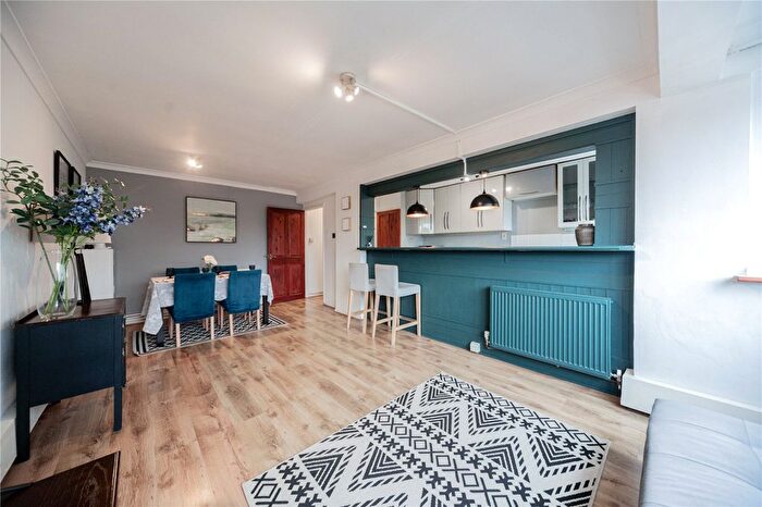 2 Bedroom Flat For Sale In Maidstone Road, London, N11