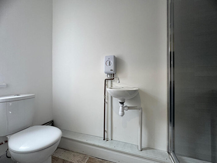 1 Bedroom Flat To Rent In Flat Above, Halesowen Road, Netherton, Dudley, West Midlands, DY2