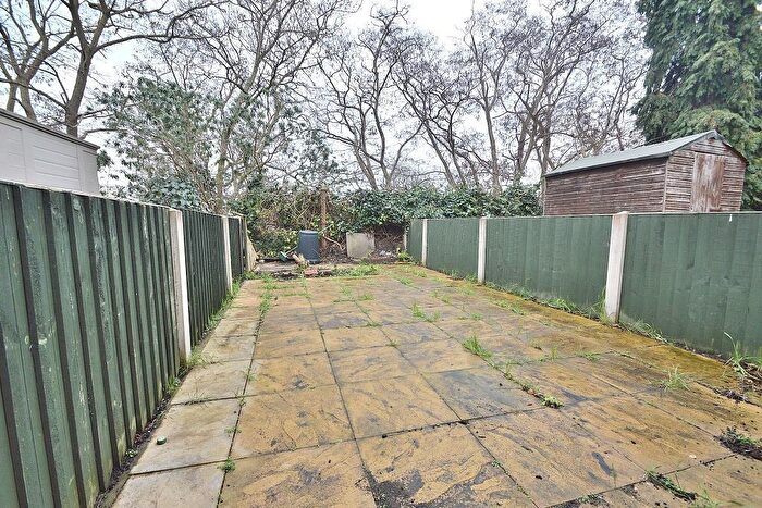 2 Bedroom Flat To Rent In Bush Close, Ilford, Essex, IG2