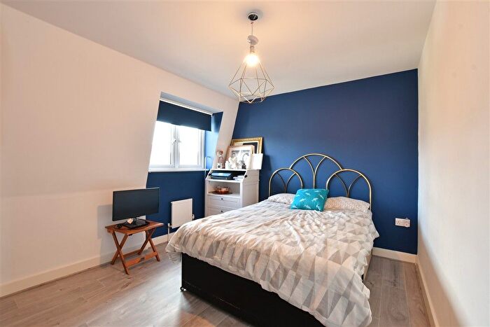 5 Bedroom Semi-detached House For Sale In Market Avenue, Wickford, Essex, SS12