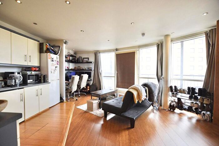 Flat To Rent In Royal Crescent, Newbury Park, IG2