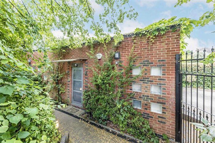 3 Bedroom Bungalow To Rent In Mapesbury Road, The Mapesbury, NW2