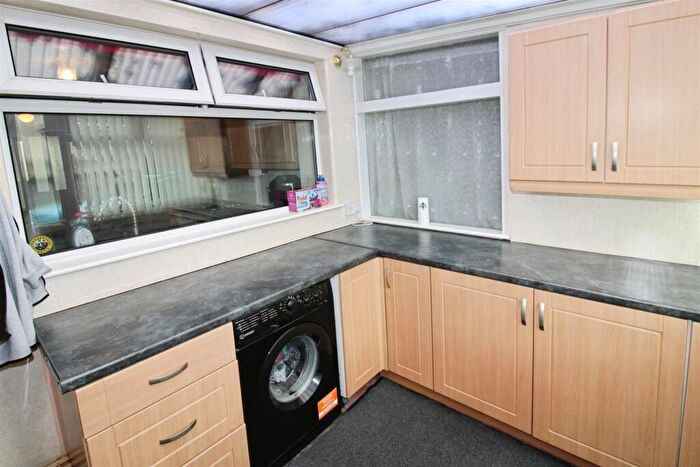 3 Bedroom End Of Terrace House For Sale In Littleham Close, Bransholme, Hull, HU7