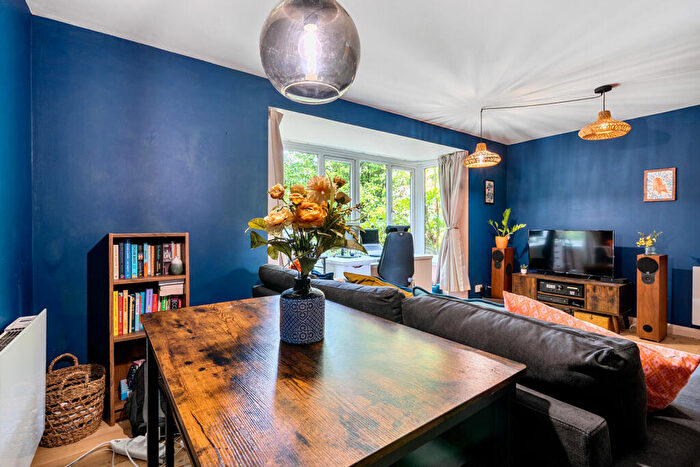 1 Bedroom Apartment For Sale In Linwood Close, London, SE5
