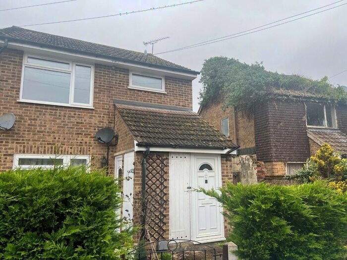 1 Bedroom Maisonette To Rent In Circle Gardens, Byfleet, West Byfleet, KT14