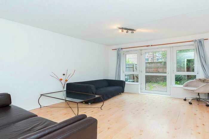 4 Bedroom Flat To Rent In Patrick Connolly Gardens, Bow, E3