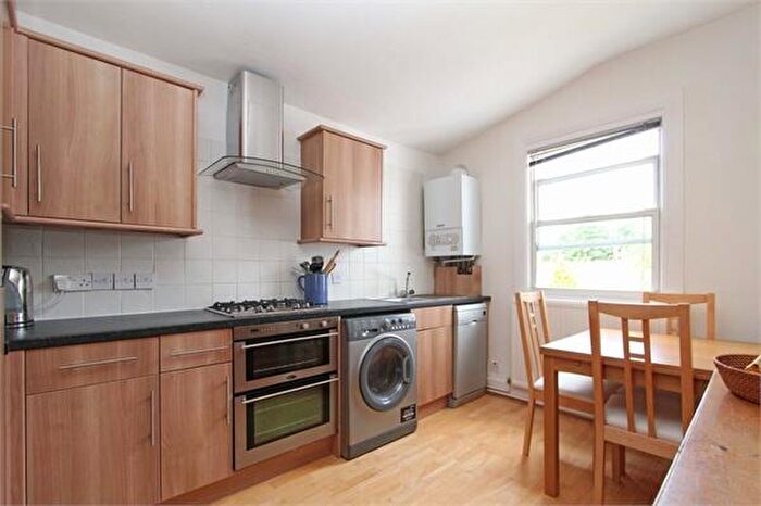 2 Bedroom Apartment To Rent In Whittington Road, Bowes Park, N22