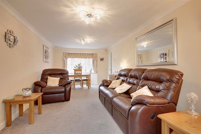 2 Bedroom Detached Bungalow For Sale In Trafalgar Close, Hessle, HU13