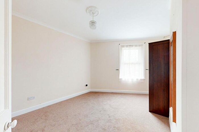 2 Bedroom End Of Terrace House To Rent In New Street, Crawley, RH10