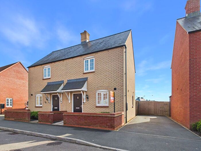 2 Bedroom Semi Detached House For Sale In Pontefract Avenue, Towcester, NN12