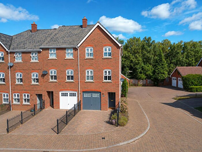 3 Bedroom End Of Terrace House For Sale In Kingsley Square, Fleet, GU51
