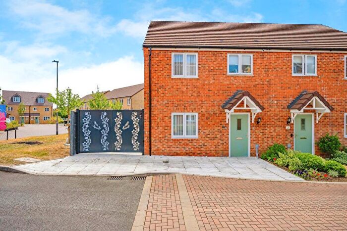 3 Bedroom Semi-Detached House For Sale In Tusroke Road, Limbury Mead, Luton, Bedfordshire, LU3