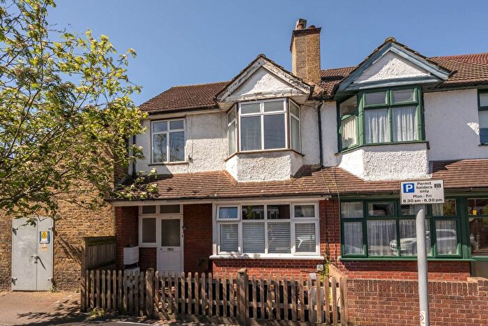 2 Bedroom Maisonette For Sale In Grove Road, South Wimbledon, London, SW19