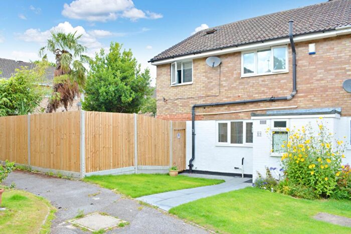 4 Bedroom End Of Terrace House For Sale In Hampden Close, Pound Hill, RH10