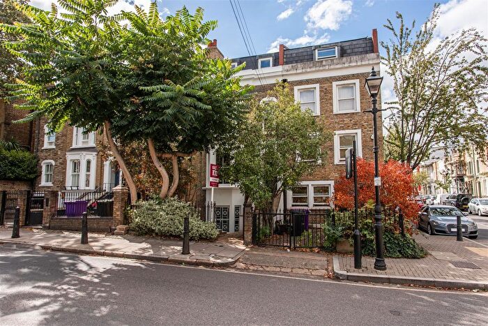 3 Bedroom Maisonette For Sale In Coborn Road, Mile End, E3