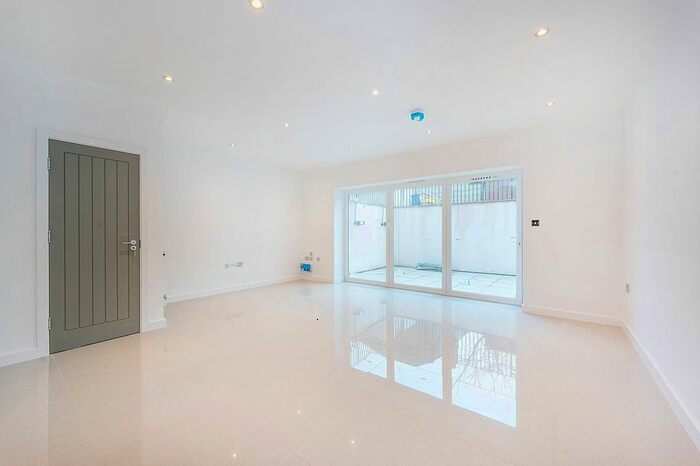 3 Bedroom Flat To Rent In Perryn Road, East Acton, London, W3